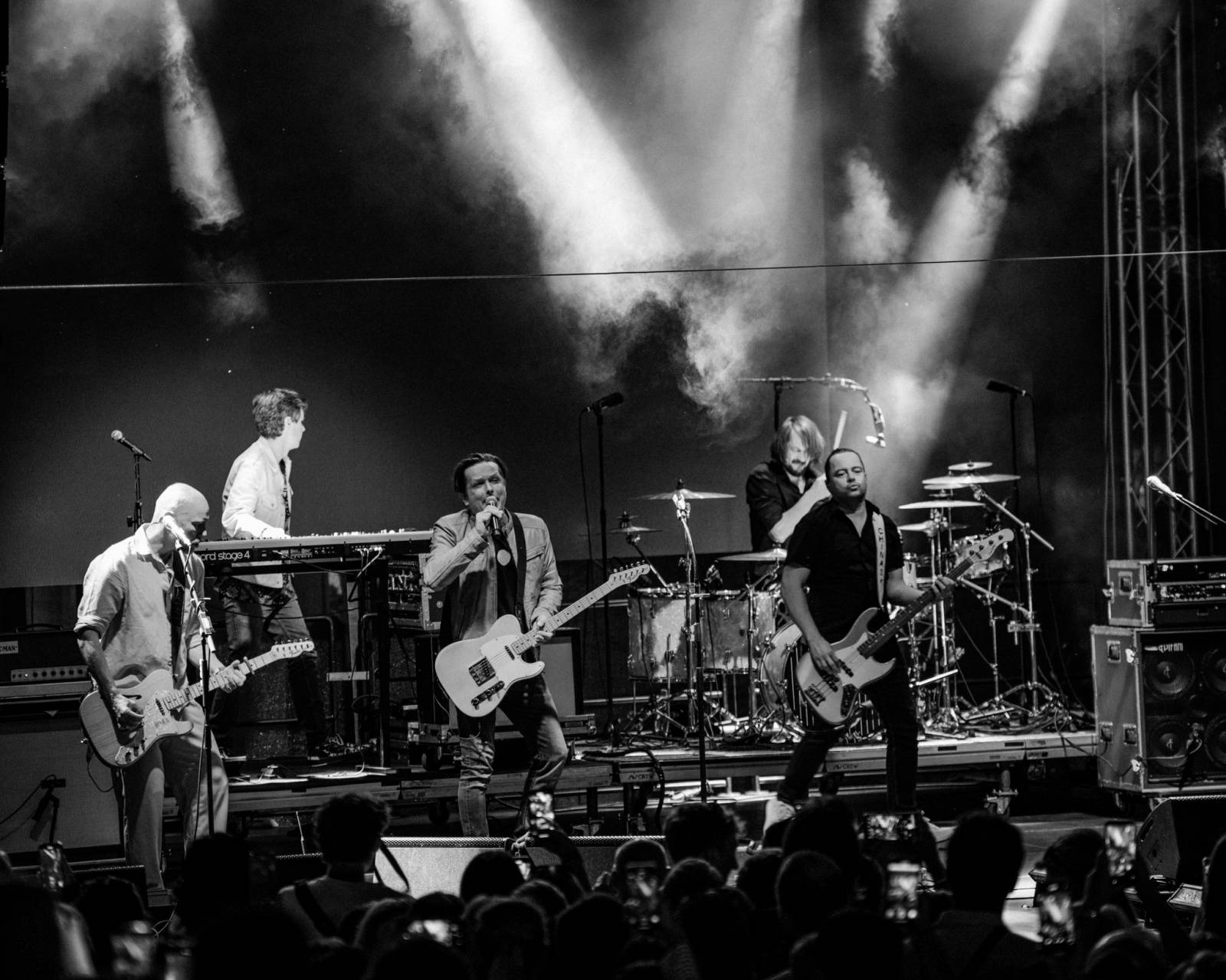 V Karlových Varech vystoupili Chinaski a Marcell, davy přilákala i módní přehlídka