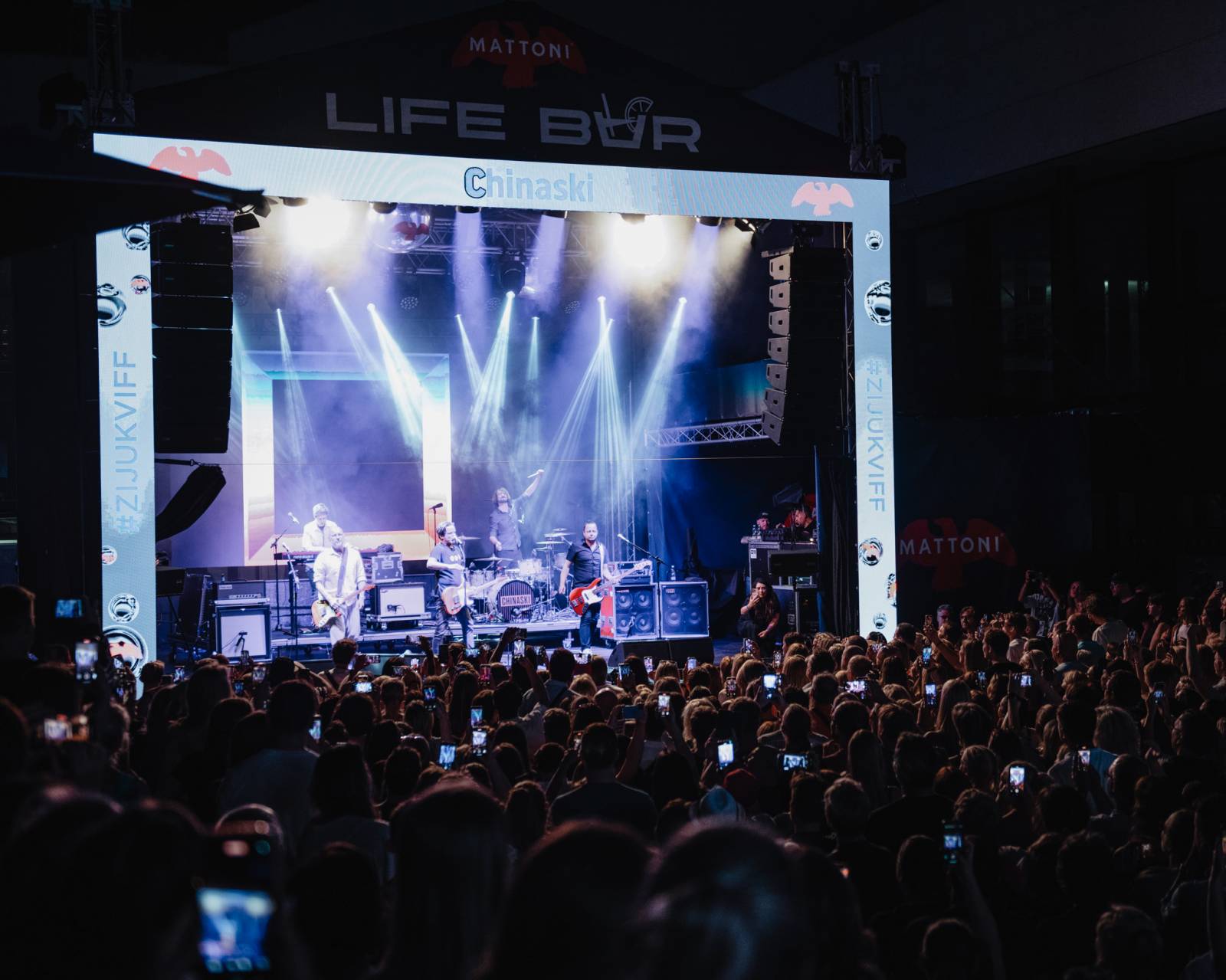 V Karlových Varech vystoupili Chinaski a Marcell, davy přilákala i módní přehlídka