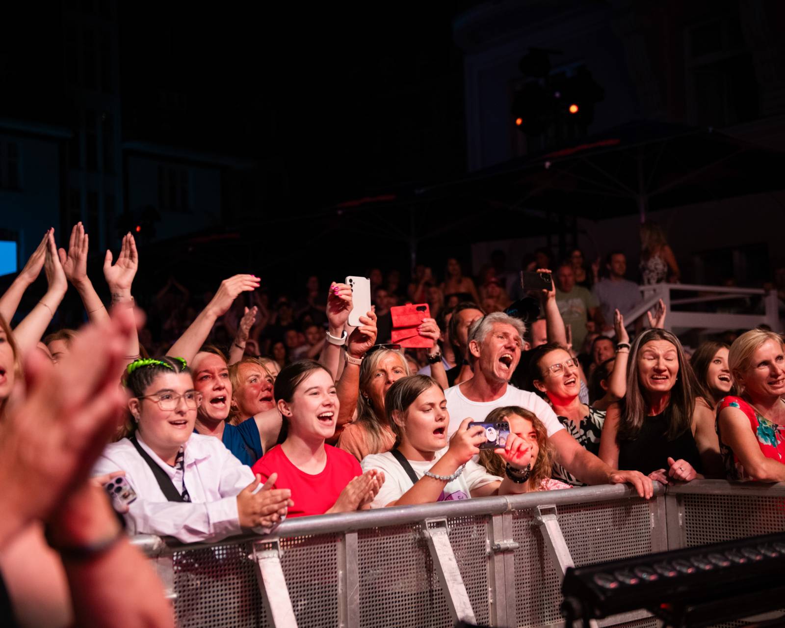 V Karlových Varech vystoupili Chinaski a Marcell, davy přilákala i módní přehlídka