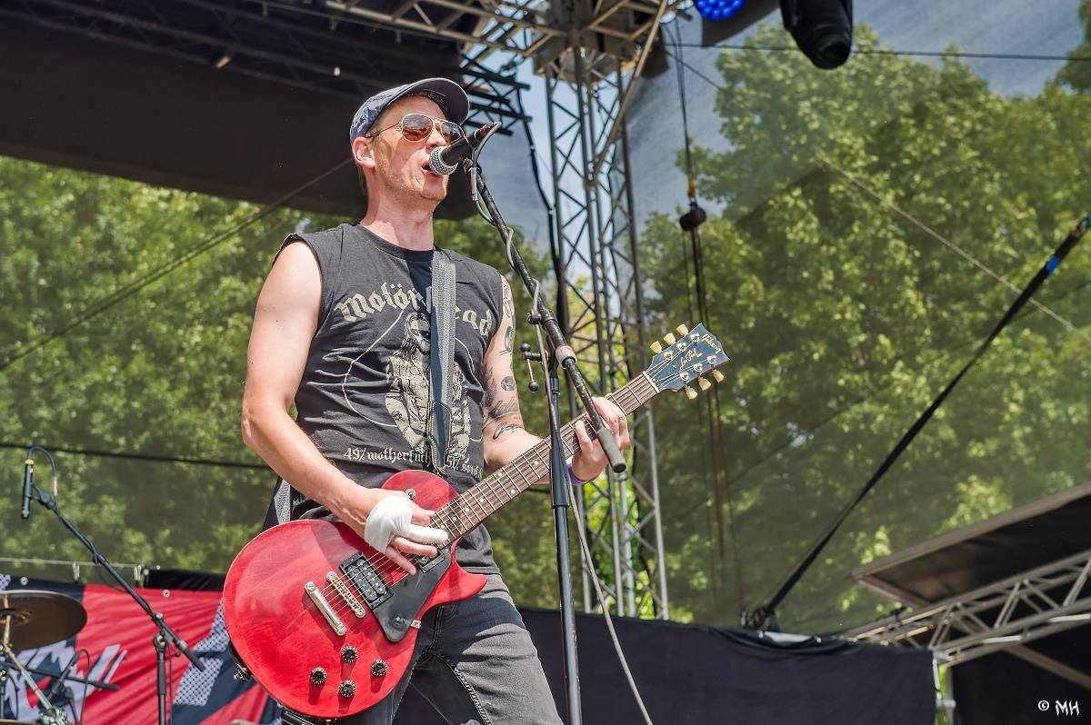 Silná sobota na Pekelném ostrově. Své show rozjeli Pretty Maids, Rybičky 48, Alkehol, Divokej Bill i Krucipüsk