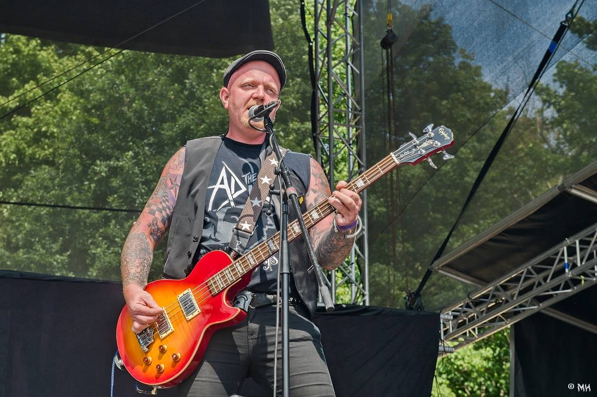 Silná sobota na Pekelném ostrově. Své show rozjeli Pretty Maids, Rybičky 48, Alkehol, Divokej Bill i Krucipüsk