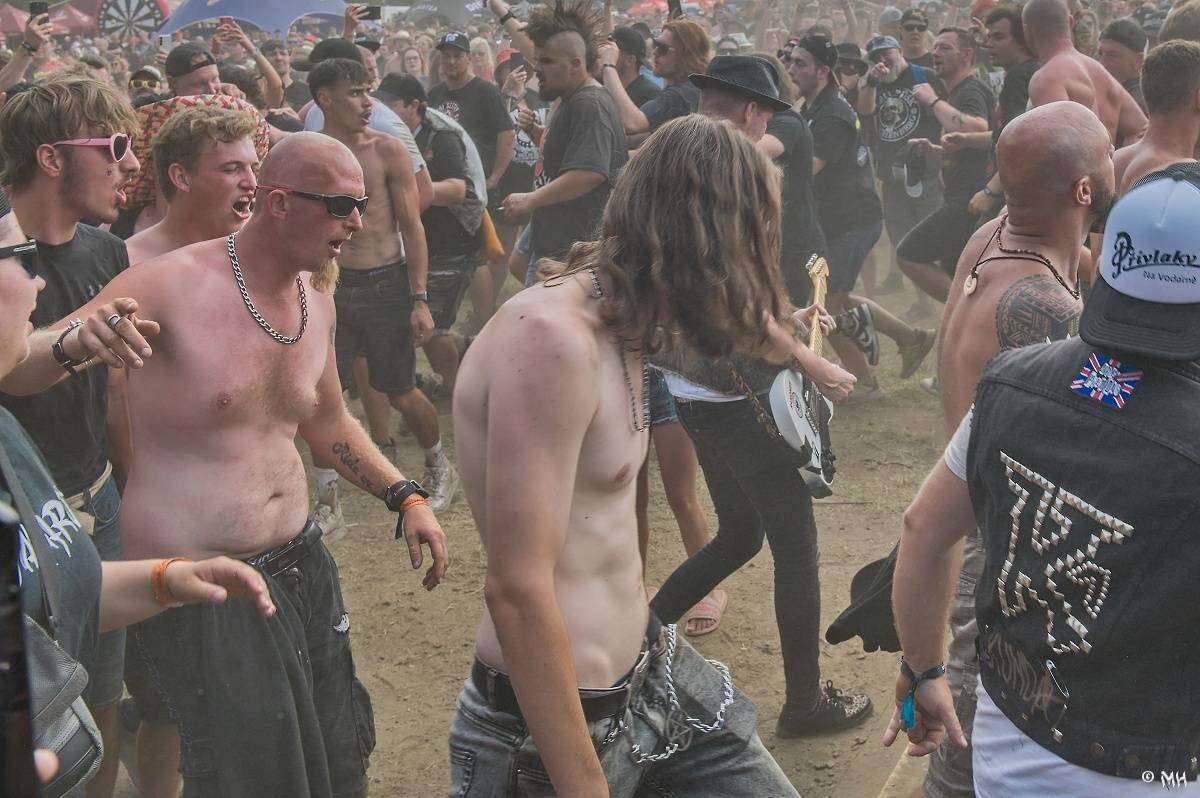 Silná sobota na Pekelném ostrově. Své show rozjeli Pretty Maids, Rybičky 48, Alkehol, Divokej Bill i Krucipüsk