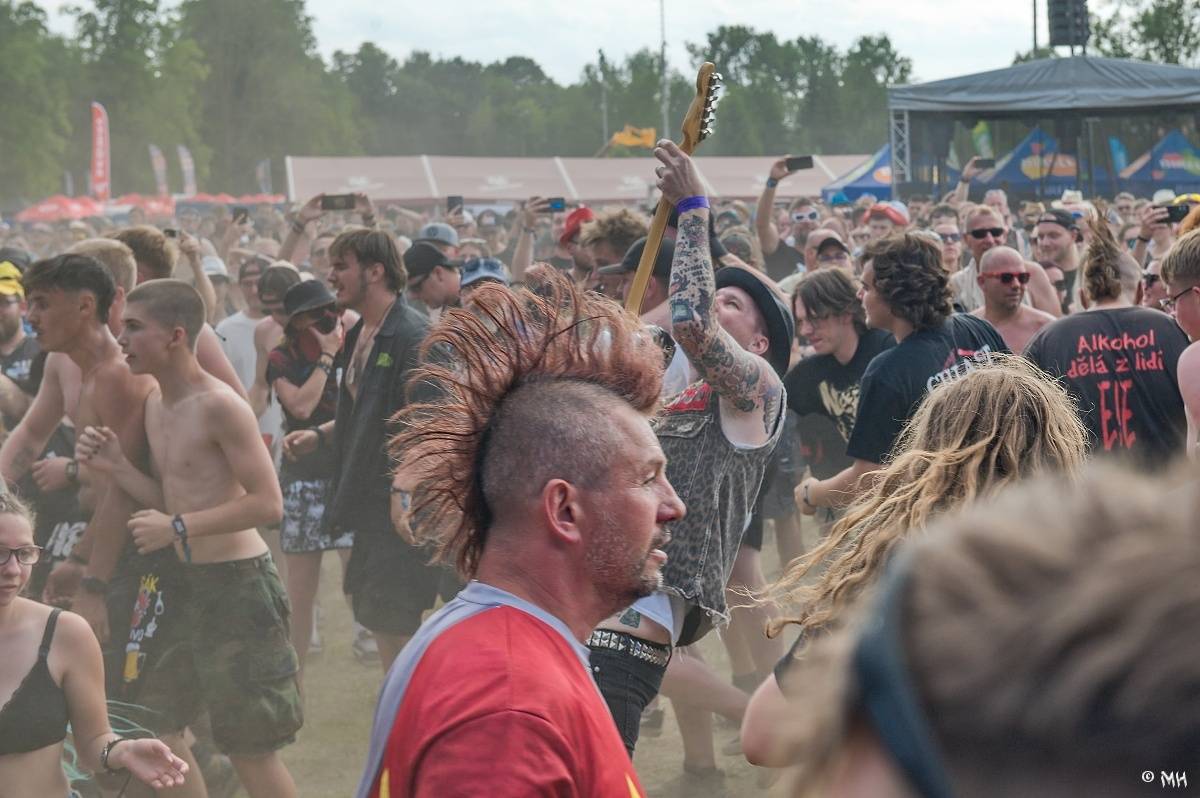 Silná sobota na Pekelném ostrově. Své show rozjeli Pretty Maids, Rybičky 48, Alkehol, Divokej Bill i Krucipüsk
