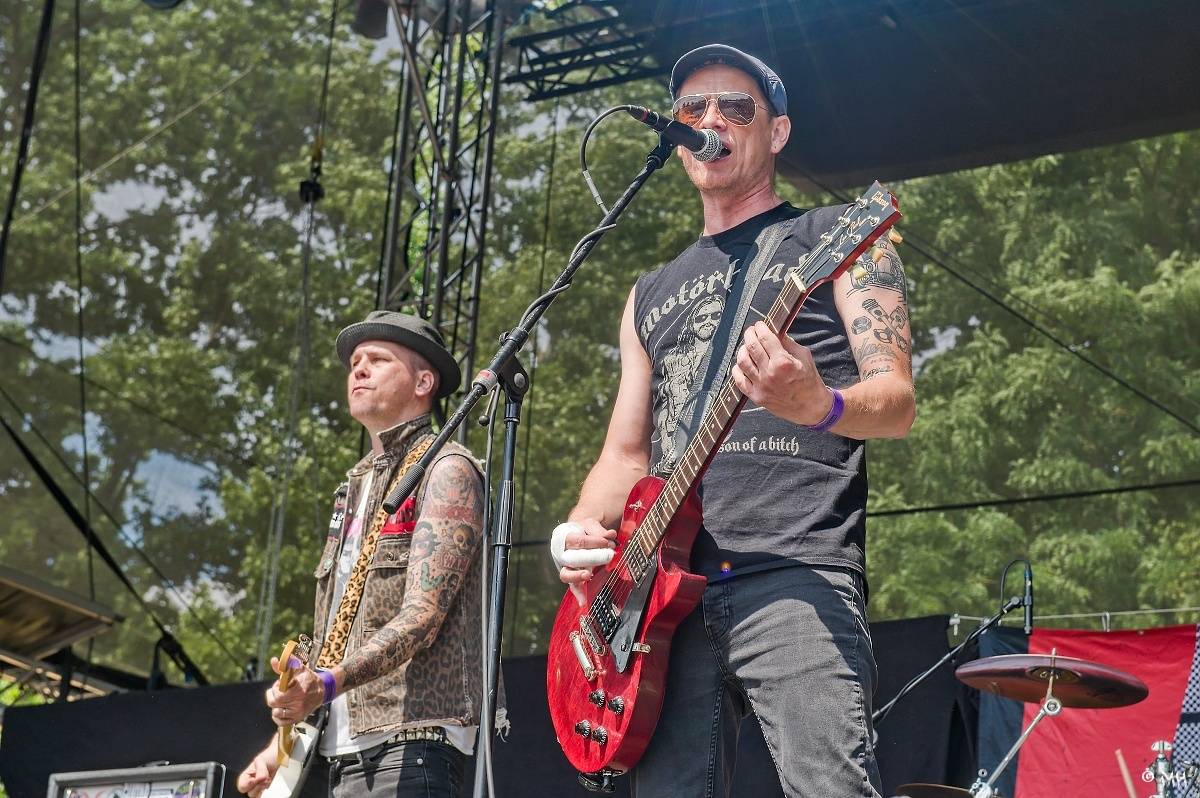 Silná sobota na Pekelném ostrově. Své show rozjeli Pretty Maids, Rybičky 48, Alkehol, Divokej Bill i Krucipüsk