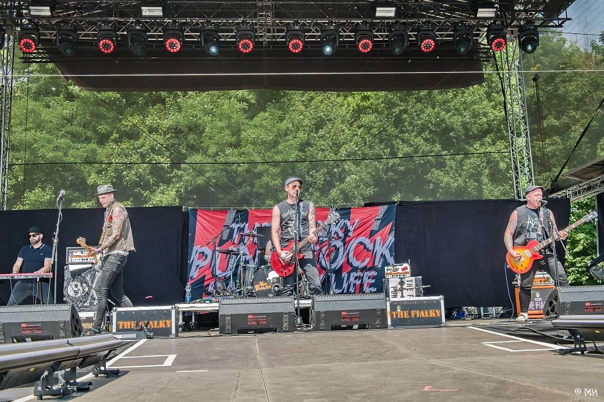 Silná sobota na Pekelném ostrově. Své show rozjeli Pretty Maids, Rybičky 48, Alkehol, Divokej Bill i Krucipüsk