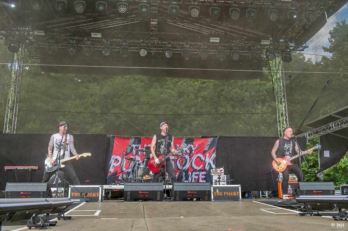 Silná sobota na Pekelném ostrově. Své show rozjeli Pretty Maids, Rybičky 48, Alkehol, Divokej Bill i Krucipüsk