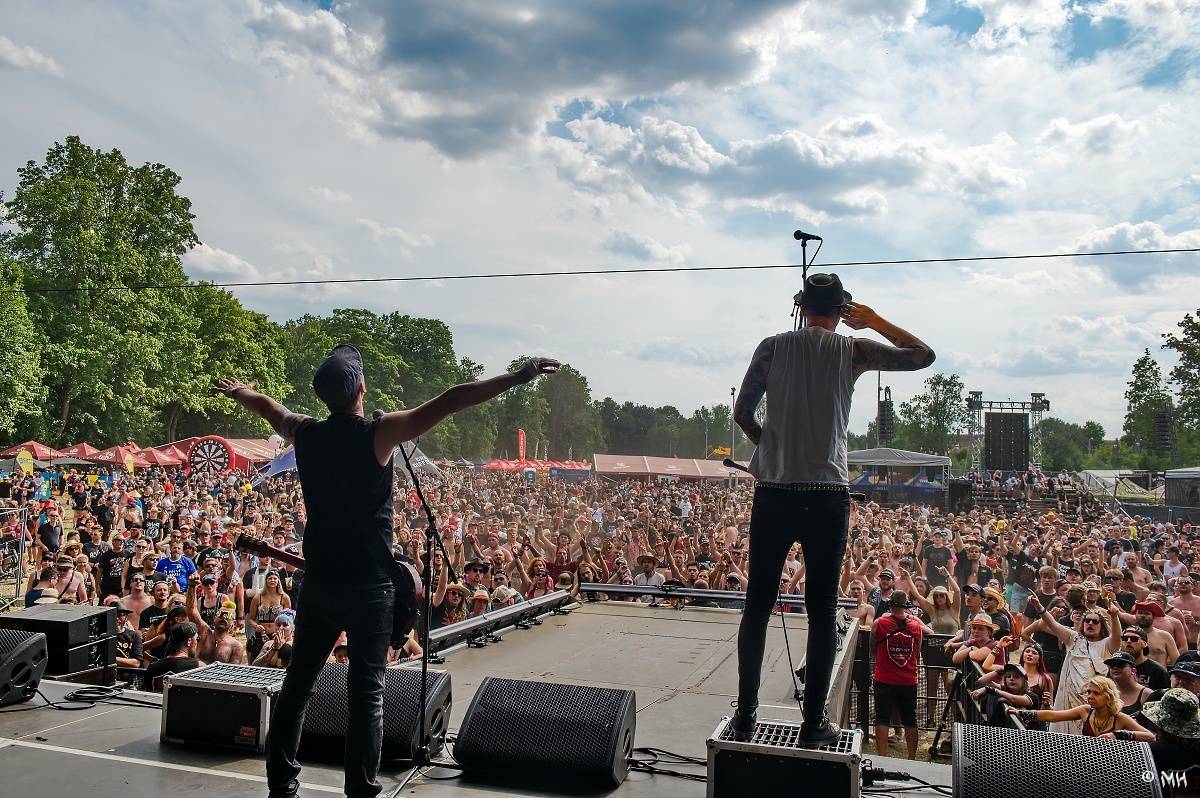 Silná sobota na Pekelném ostrově. Své show rozjeli Pretty Maids, Rybičky 48, Alkehol, Divokej Bill i Krucipüsk