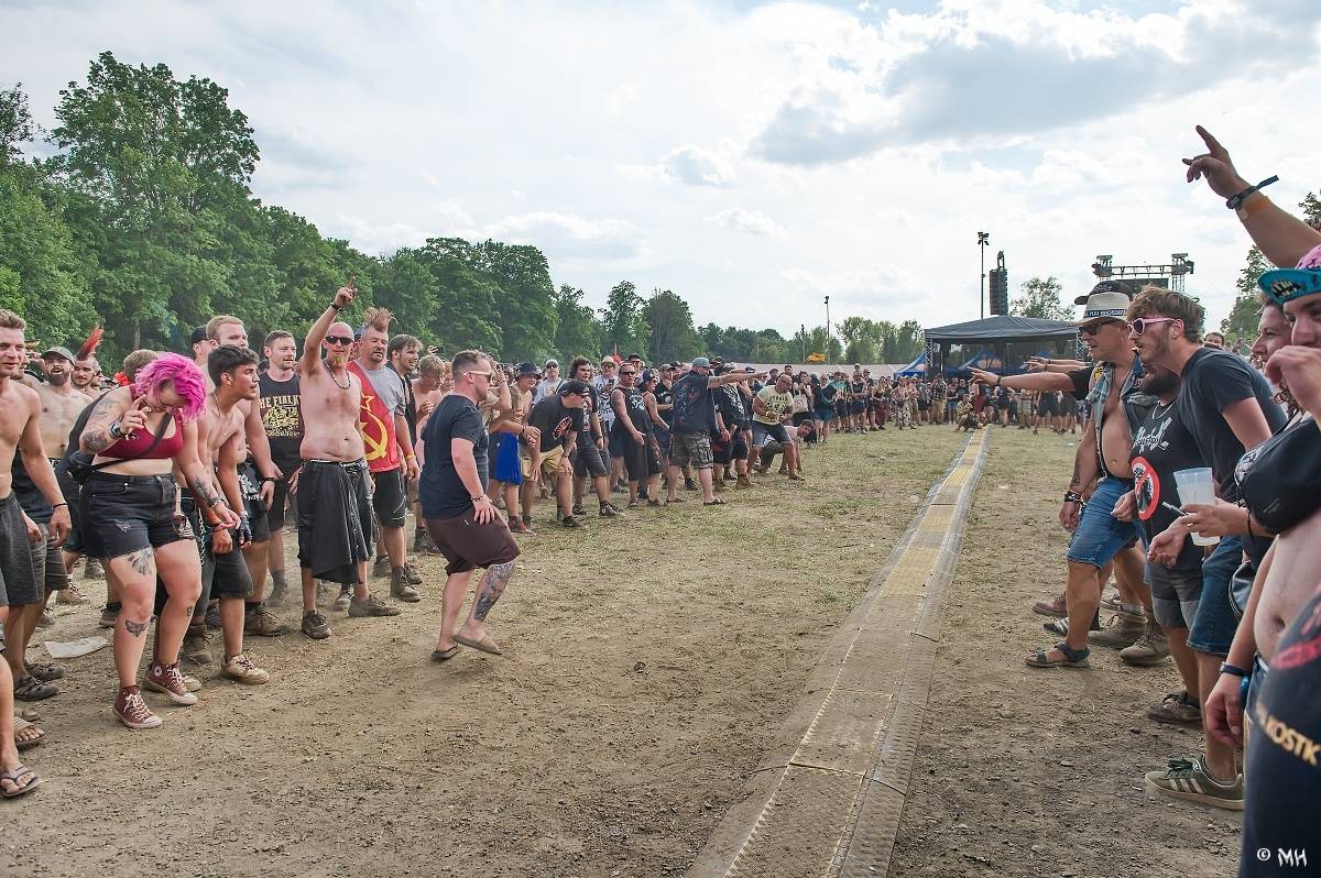 Silná sobota na Pekelném ostrově. Své show rozjeli Pretty Maids, Rybičky 48, Alkehol, Divokej Bill i Krucipüsk