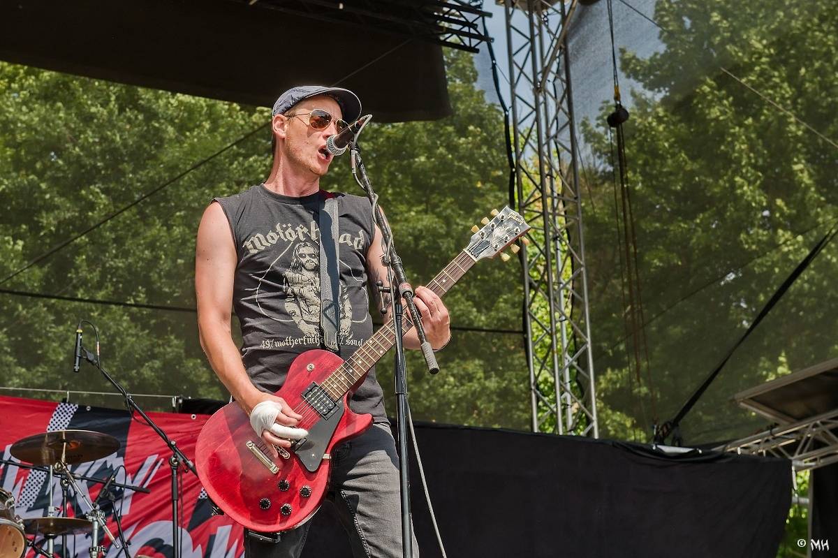 Silná sobota na Pekelném ostrově. Své show rozjeli Pretty Maids, Rybičky 48, Alkehol, Divokej Bill i Krucipüsk