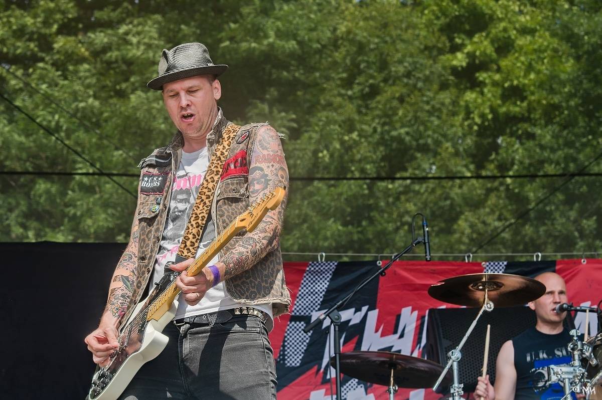 Silná sobota na Pekelném ostrově. Své show rozjeli Pretty Maids, Rybičky 48, Alkehol, Divokej Bill i Krucipüsk