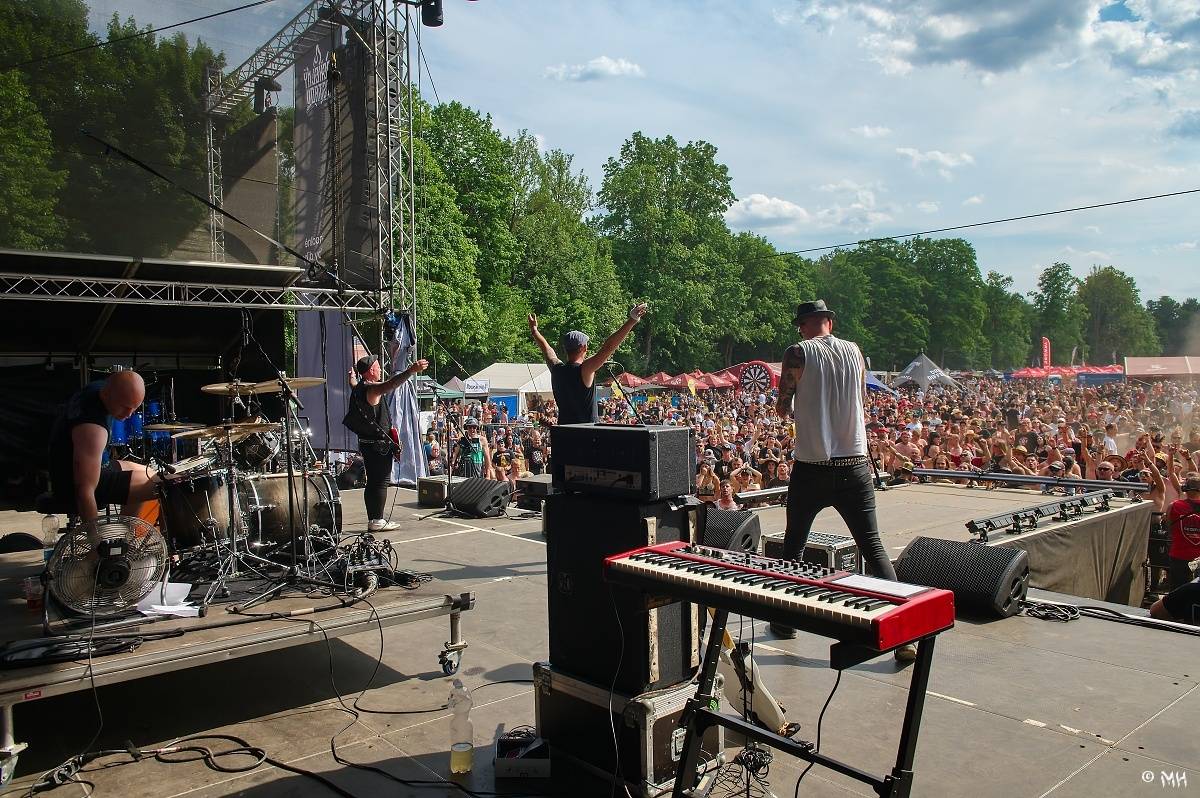 Silná sobota na Pekelném ostrově. Své show rozjeli Pretty Maids, Rybičky 48, Alkehol, Divokej Bill i Krucipüsk