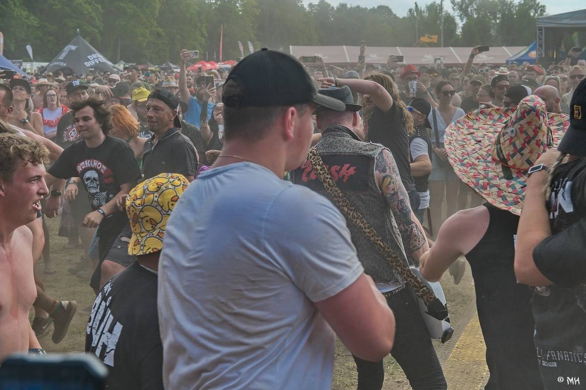 Silná sobota na Pekelném ostrově. Své show rozjeli Pretty Maids, Rybičky 48, Alkehol, Divokej Bill i Krucipüsk