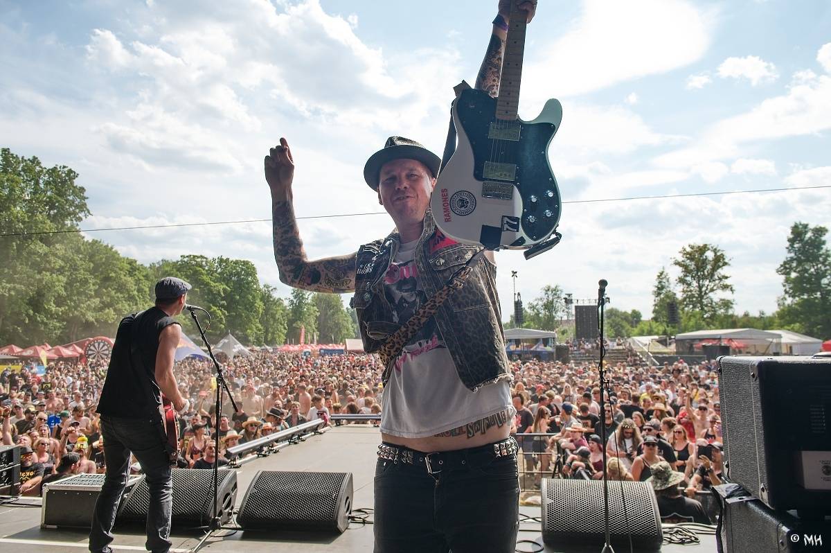 Silná sobota na Pekelném ostrově. Své show rozjeli Pretty Maids, Rybičky 48, Alkehol, Divokej Bill i Krucipüsk