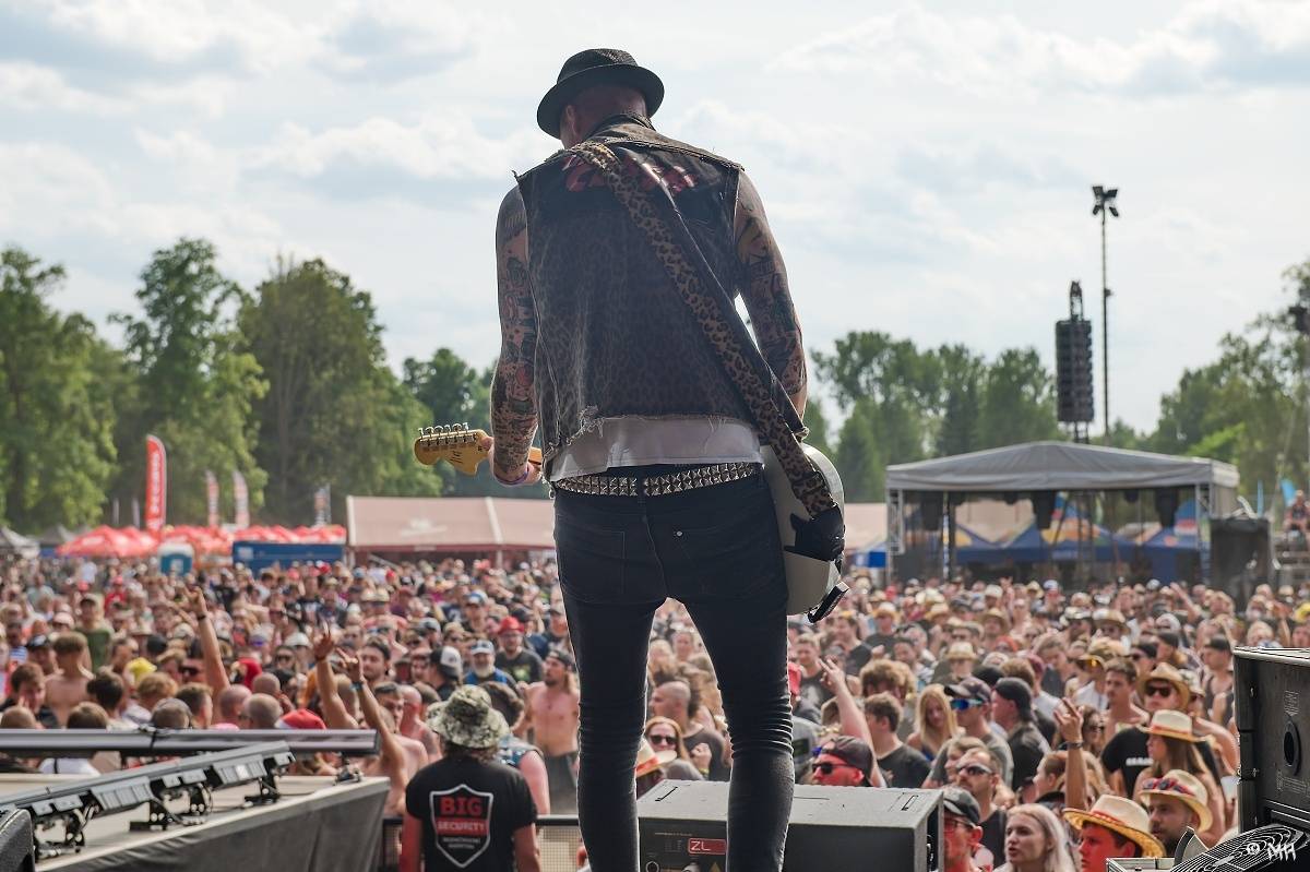 Silná sobota na Pekelném ostrově. Své show rozjeli Pretty Maids, Rybičky 48, Alkehol, Divokej Bill i Krucipüsk