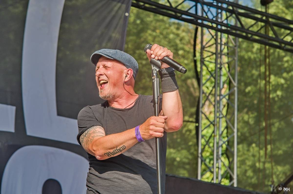 Silná sobota na Pekelném ostrově. Své show rozjeli Pretty Maids, Rybičky 48, Alkehol, Divokej Bill i Krucipüsk