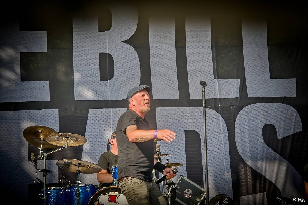 Silná sobota na Pekelném ostrově. Své show rozjeli Pretty Maids, Rybičky 48, Alkehol, Divokej Bill i Krucipüsk