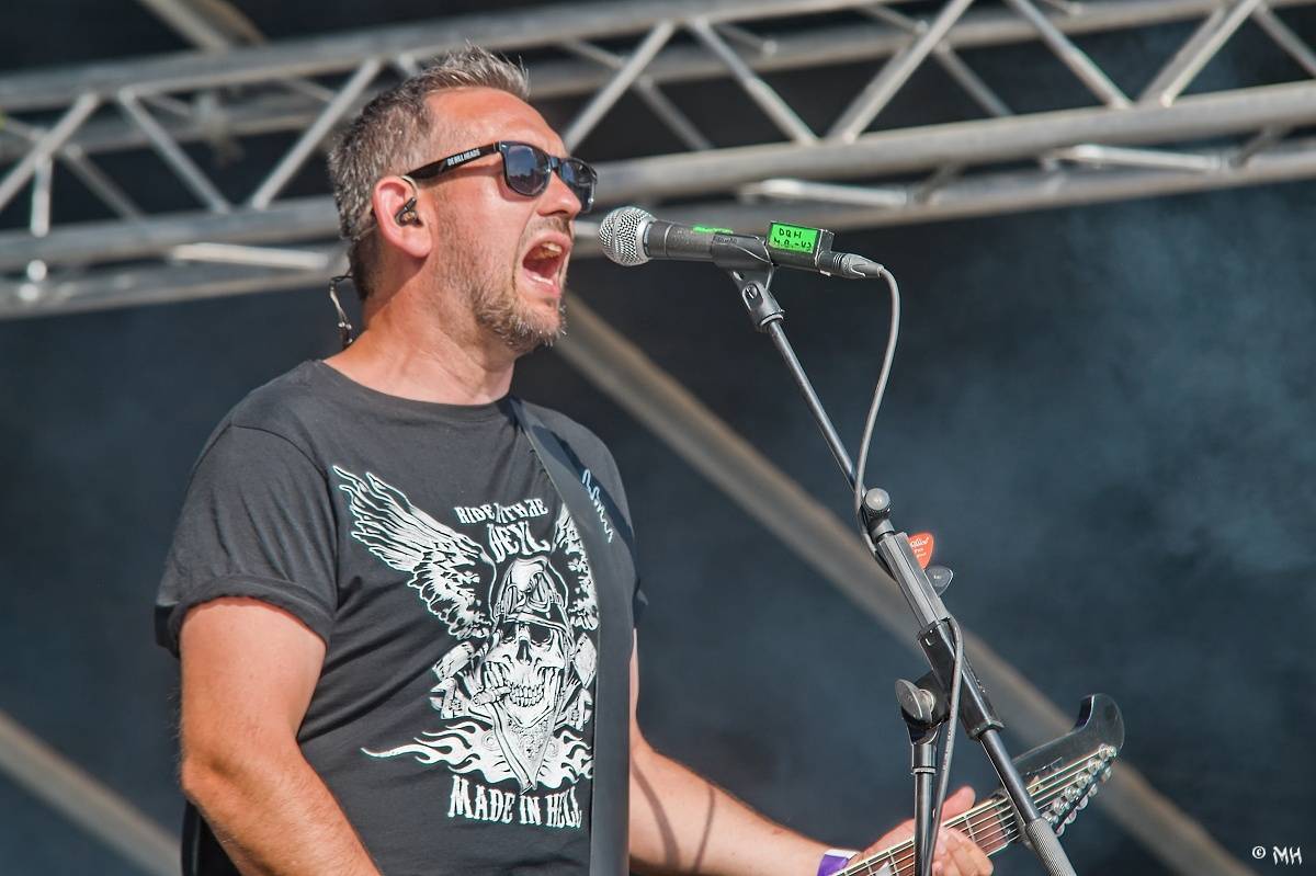 Silná sobota na Pekelném ostrově. Své show rozjeli Pretty Maids, Rybičky 48, Alkehol, Divokej Bill i Krucipüsk