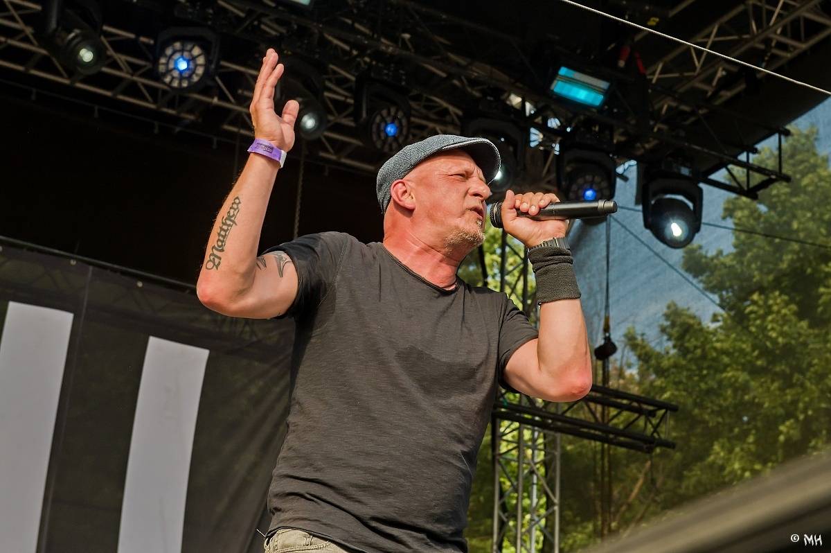 Silná sobota na Pekelném ostrově. Své show rozjeli Pretty Maids, Rybičky 48, Alkehol, Divokej Bill i Krucipüsk