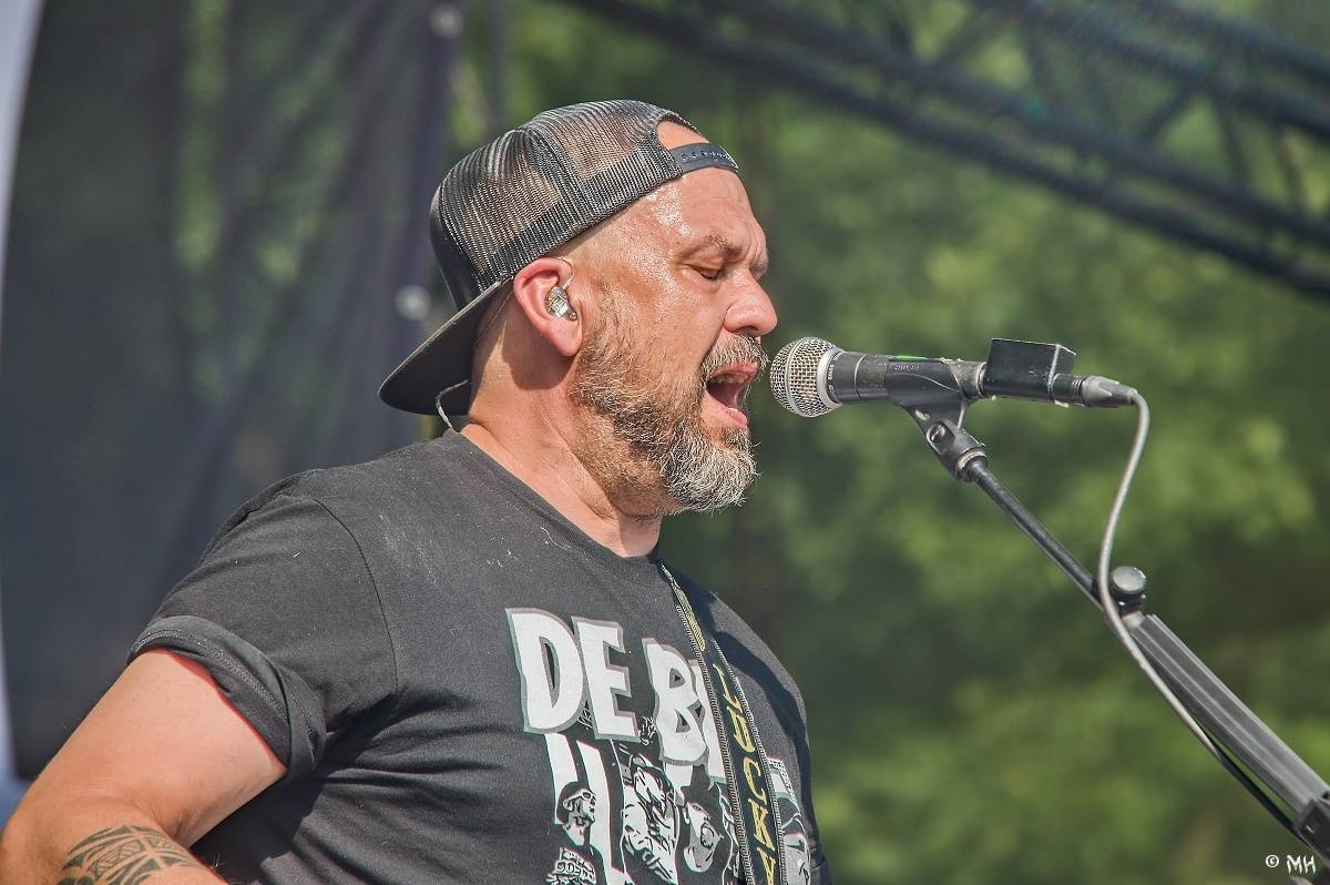 Silná sobota na Pekelném ostrově. Své show rozjeli Pretty Maids, Rybičky 48, Alkehol, Divokej Bill i Krucipüsk