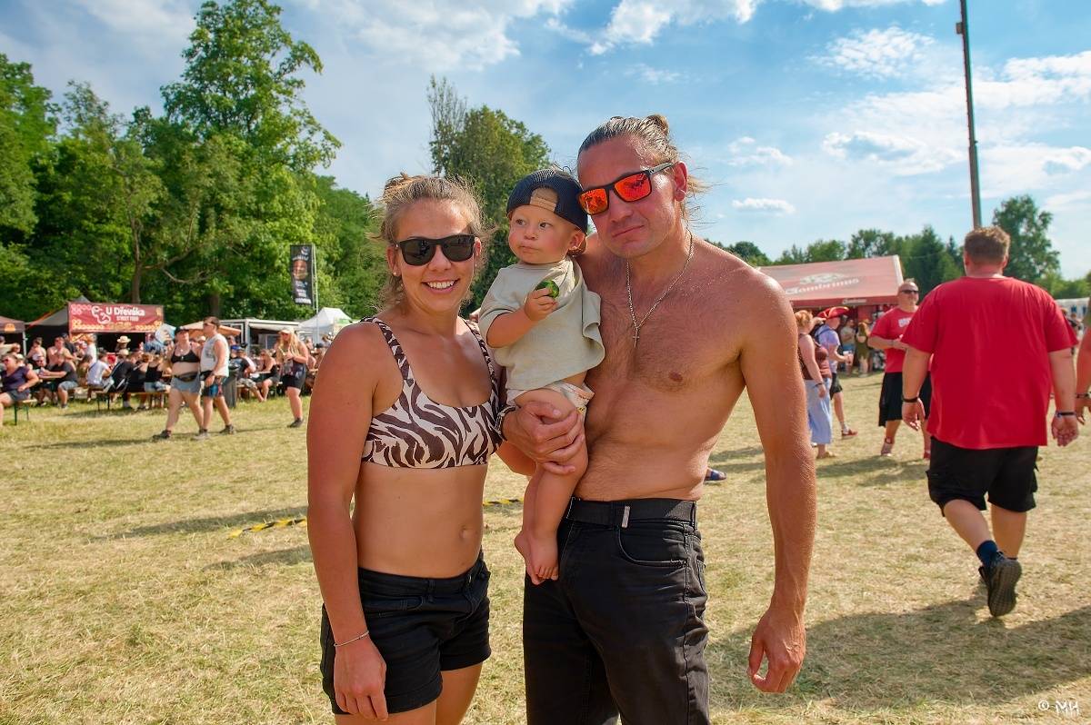 Silná sobota na Pekelném ostrově. Své show rozjeli Pretty Maids, Rybičky 48, Alkehol, Divokej Bill i Krucipüsk