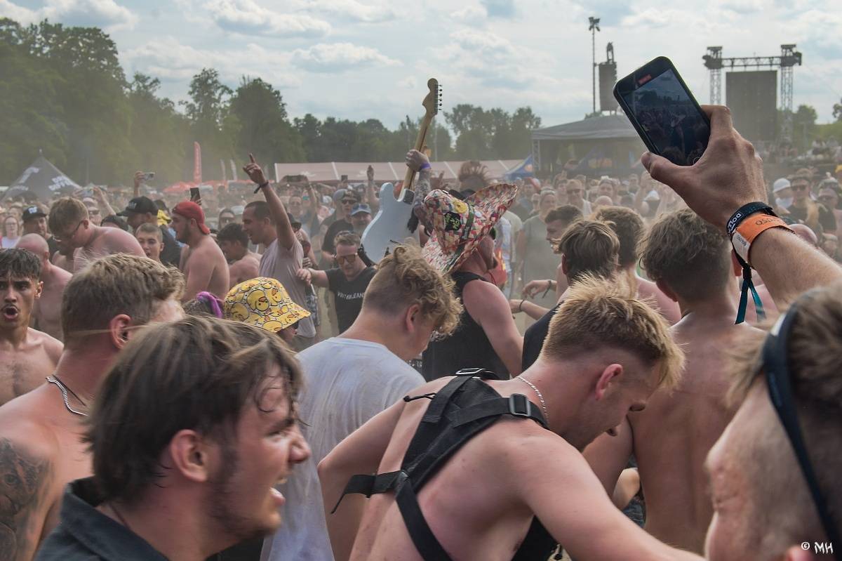 Silná sobota na Pekelném ostrově. Své show rozjeli Pretty Maids, Rybičky 48, Alkehol, Divokej Bill i Krucipüsk