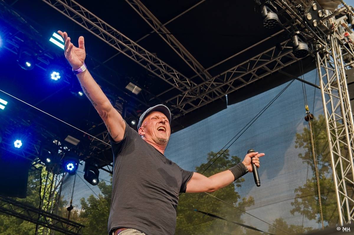 Silná sobota na Pekelném ostrově. Své show rozjeli Pretty Maids, Rybičky 48, Alkehol, Divokej Bill i Krucipüsk