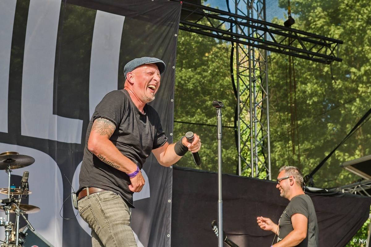 Silná sobota na Pekelném ostrově. Své show rozjeli Pretty Maids, Rybičky 48, Alkehol, Divokej Bill i Krucipüsk