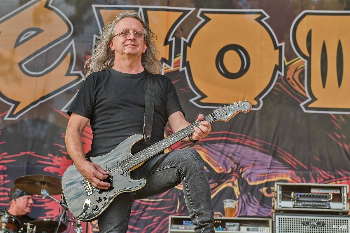 Silná sobota na Pekelném ostrově. Své show rozjeli Pretty Maids, Rybičky 48, Alkehol, Divokej Bill i Krucipüsk