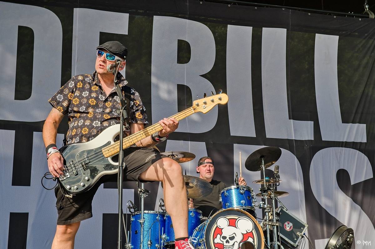 Silná sobota na Pekelném ostrově. Své show rozjeli Pretty Maids, Rybičky 48, Alkehol, Divokej Bill i Krucipüsk