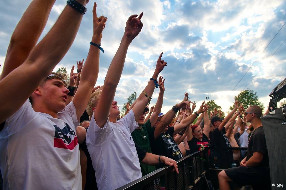 Silná sobota na Pekelném ostrově. Své show rozjeli Pretty Maids, Rybičky 48, Alkehol, Divokej Bill i Krucipüsk