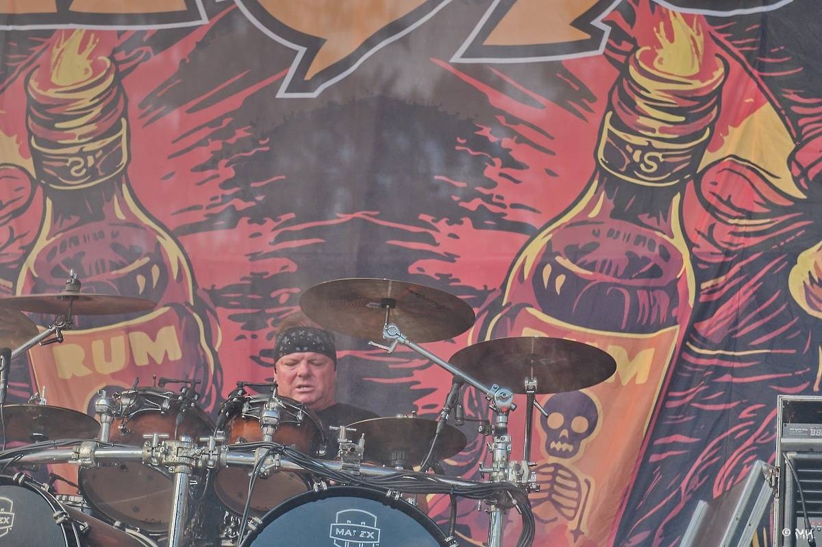 Silná sobota na Pekelném ostrově. Své show rozjeli Pretty Maids, Rybičky 48, Alkehol, Divokej Bill i Krucipüsk