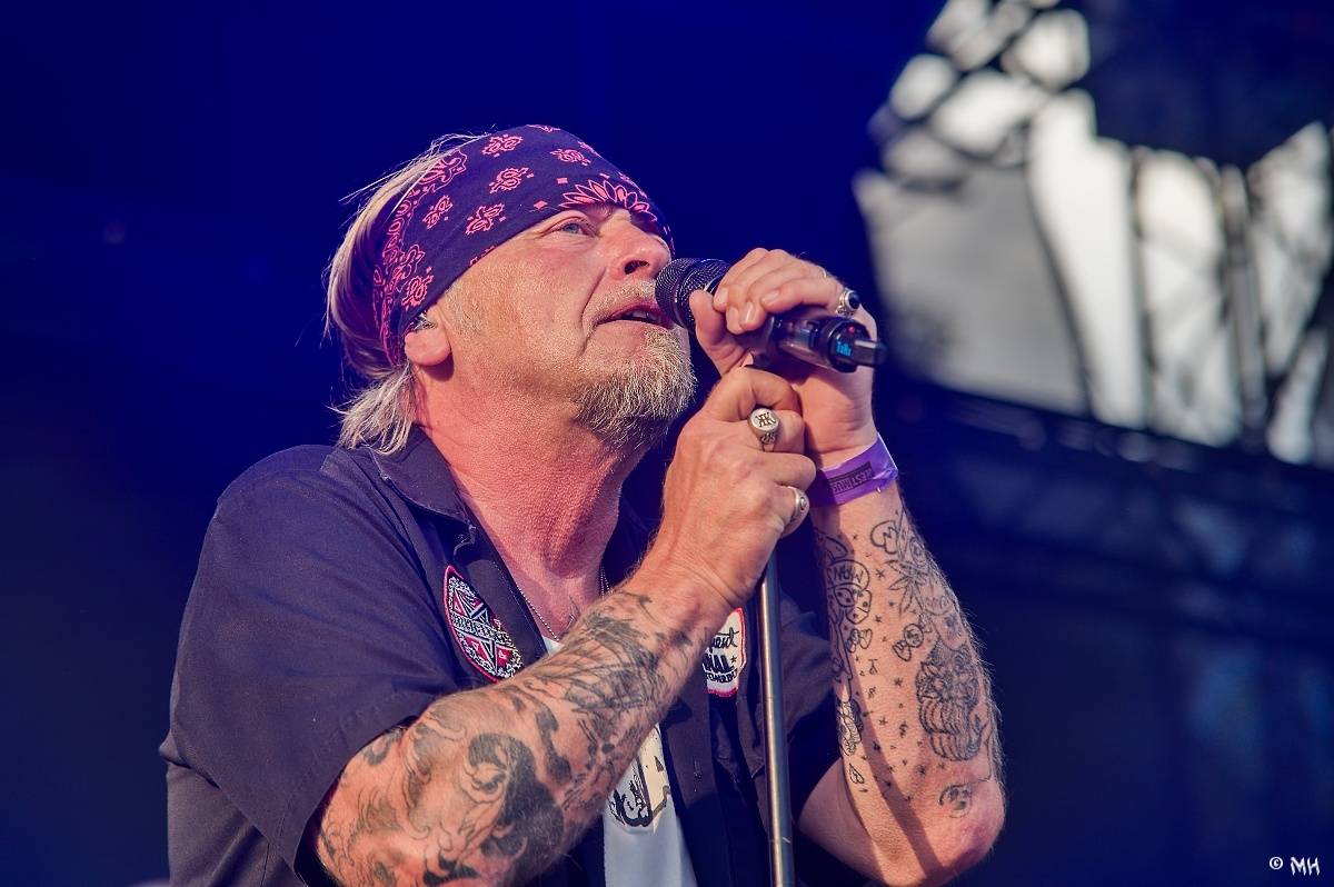 Silná sobota na Pekelném ostrově. Své show rozjeli Pretty Maids, Rybičky 48, Alkehol, Divokej Bill i Krucipüsk