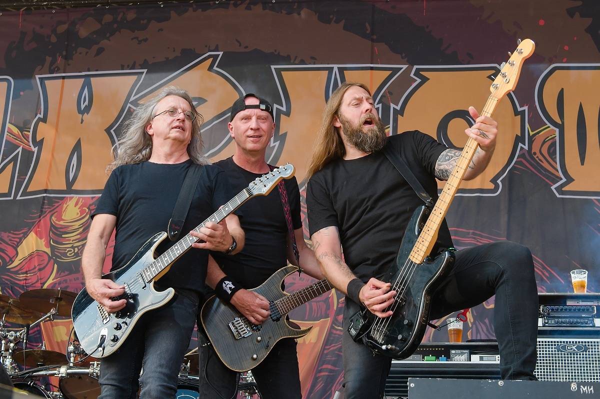 Silná sobota na Pekelném ostrově. Své show rozjeli Pretty Maids, Rybičky 48, Alkehol, Divokej Bill i Krucipüsk