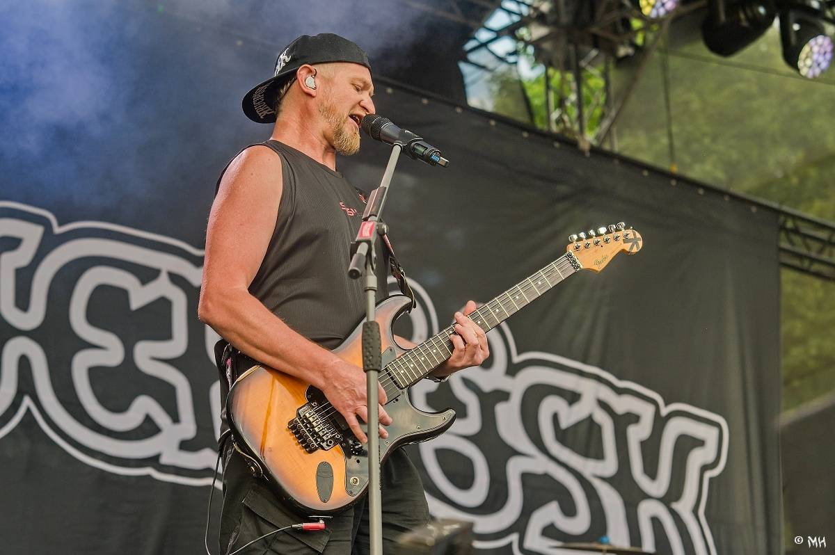 Silná sobota na Pekelném ostrově. Své show rozjeli Pretty Maids, Rybičky 48, Alkehol, Divokej Bill i Krucipüsk