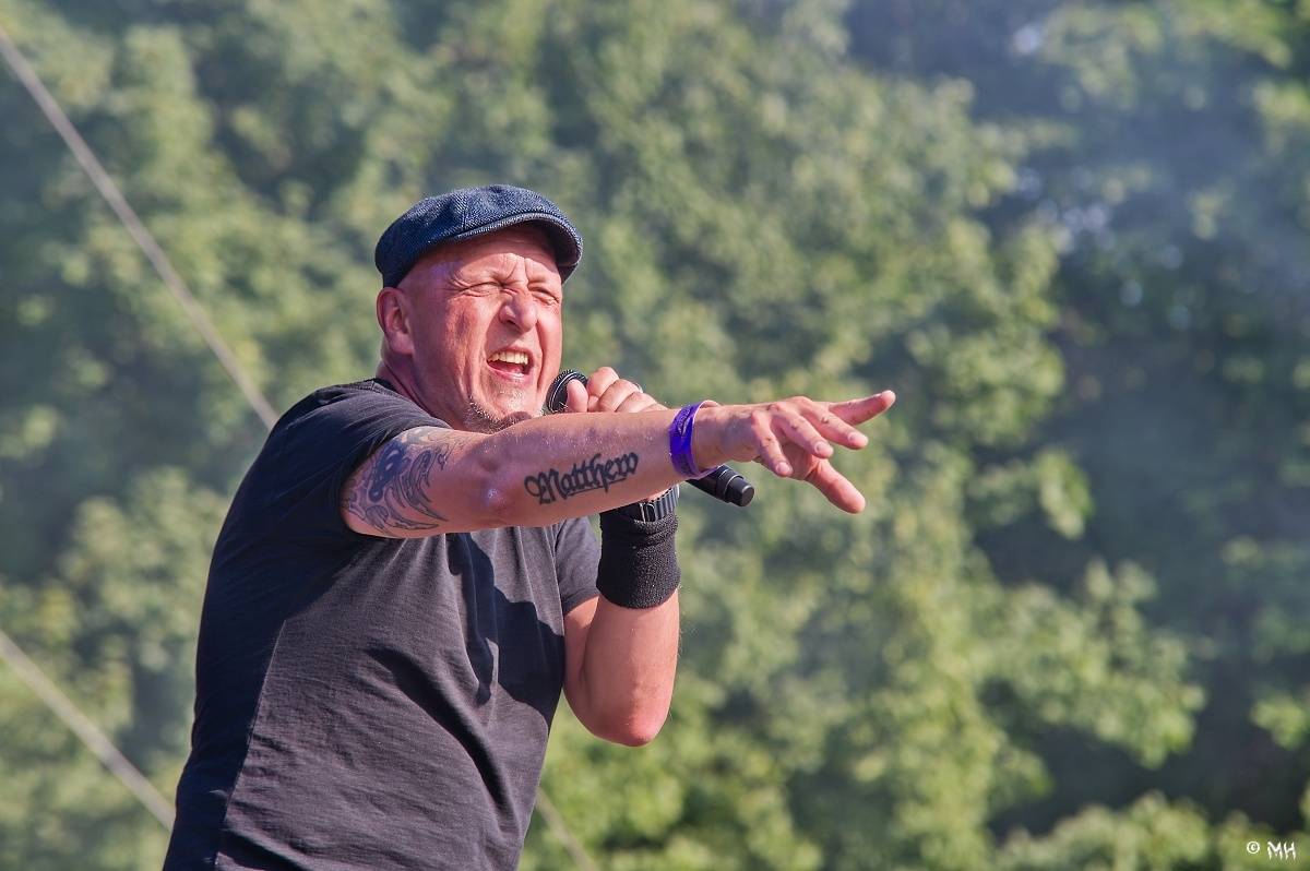 Silná sobota na Pekelném ostrově. Své show rozjeli Pretty Maids, Rybičky 48, Alkehol, Divokej Bill i Krucipüsk