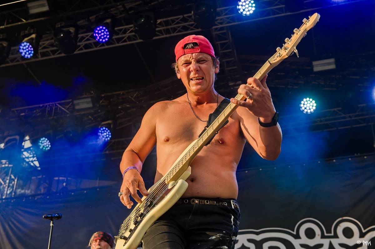 Silná sobota na Pekelném ostrově. Své show rozjeli Pretty Maids, Rybičky 48, Alkehol, Divokej Bill i Krucipüsk