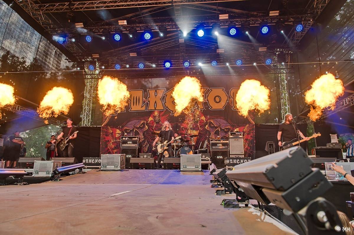 Silná sobota na Pekelném ostrově. Své show rozjeli Pretty Maids, Rybičky 48, Alkehol, Divokej Bill i Krucipüsk