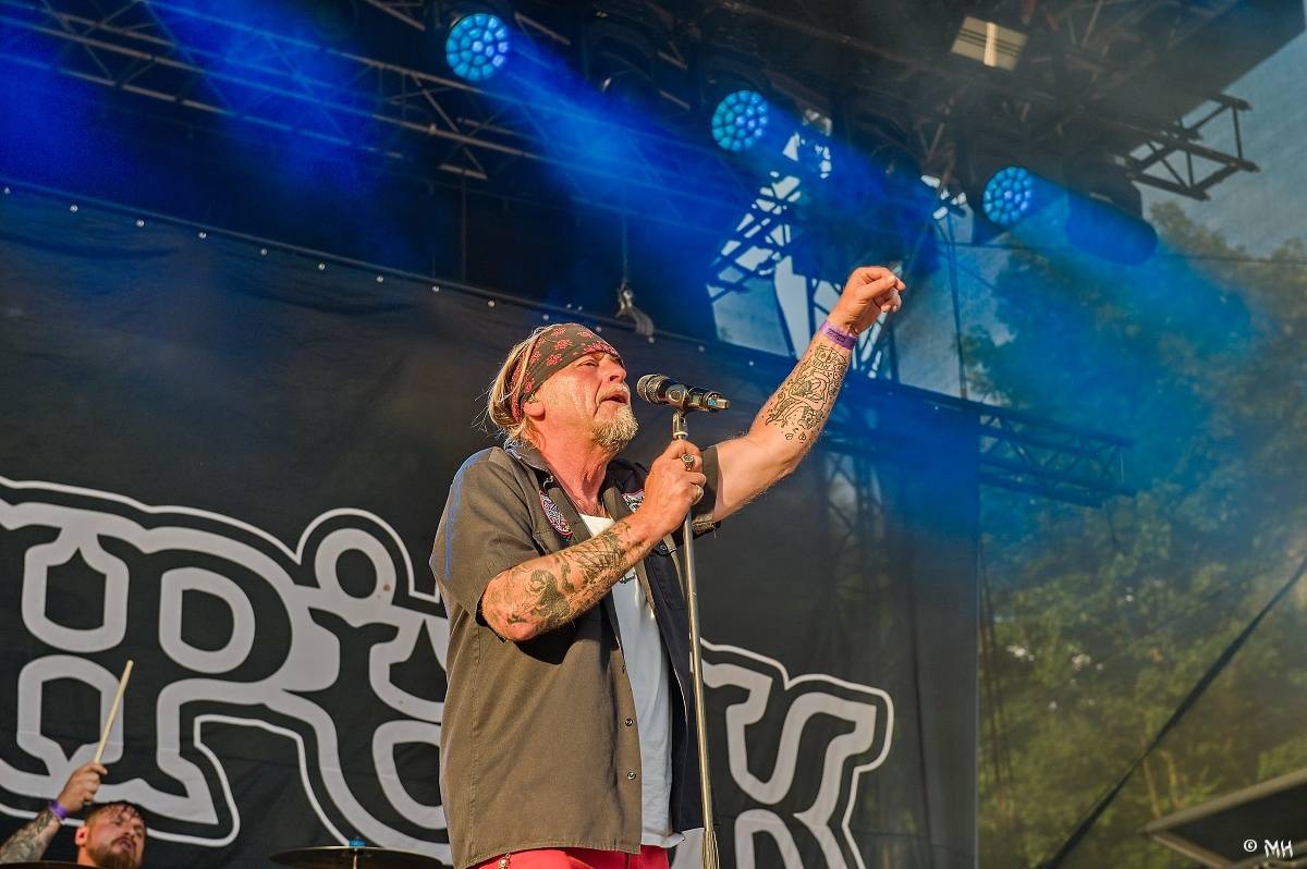 Silná sobota na Pekelném ostrově. Své show rozjeli Pretty Maids, Rybičky 48, Alkehol, Divokej Bill i Krucipüsk