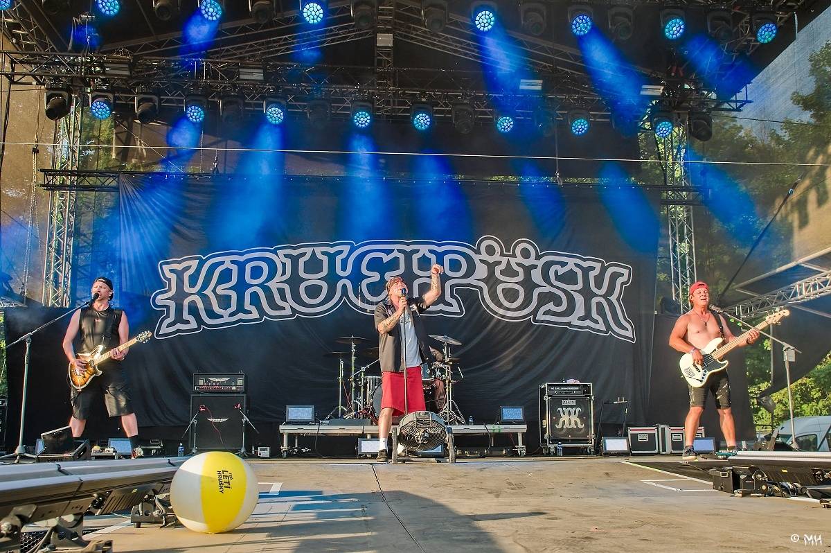 Silná sobota na Pekelném ostrově. Své show rozjeli Pretty Maids, Rybičky 48, Alkehol, Divokej Bill i Krucipüsk