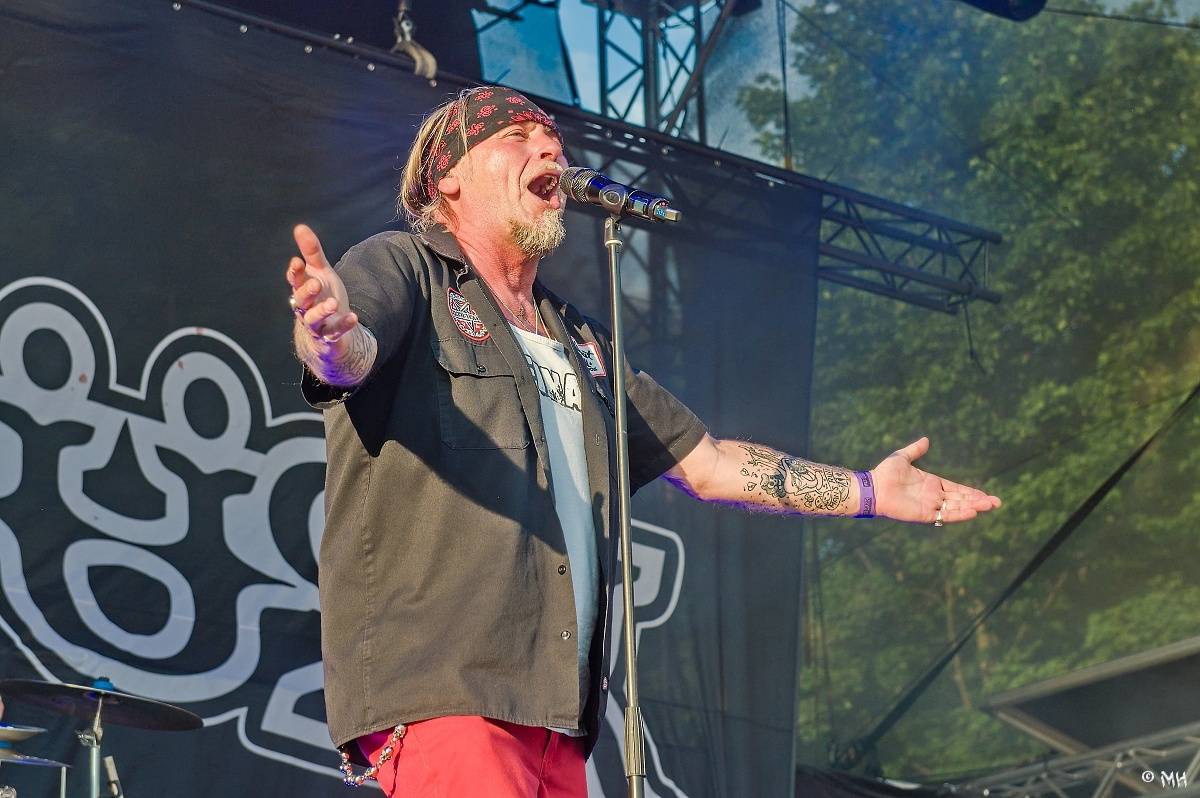 Silná sobota na Pekelném ostrově. Své show rozjeli Pretty Maids, Rybičky 48, Alkehol, Divokej Bill i Krucipüsk