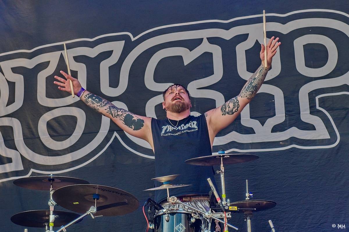 Silná sobota na Pekelném ostrově. Své show rozjeli Pretty Maids, Rybičky 48, Alkehol, Divokej Bill i Krucipüsk