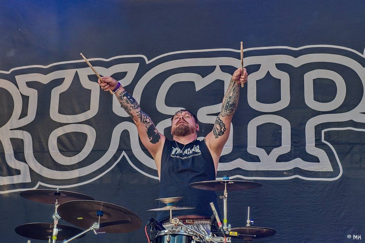 Silná sobota na Pekelném ostrově. Své show rozjeli Pretty Maids, Rybičky 48, Alkehol, Divokej Bill i Krucipüsk