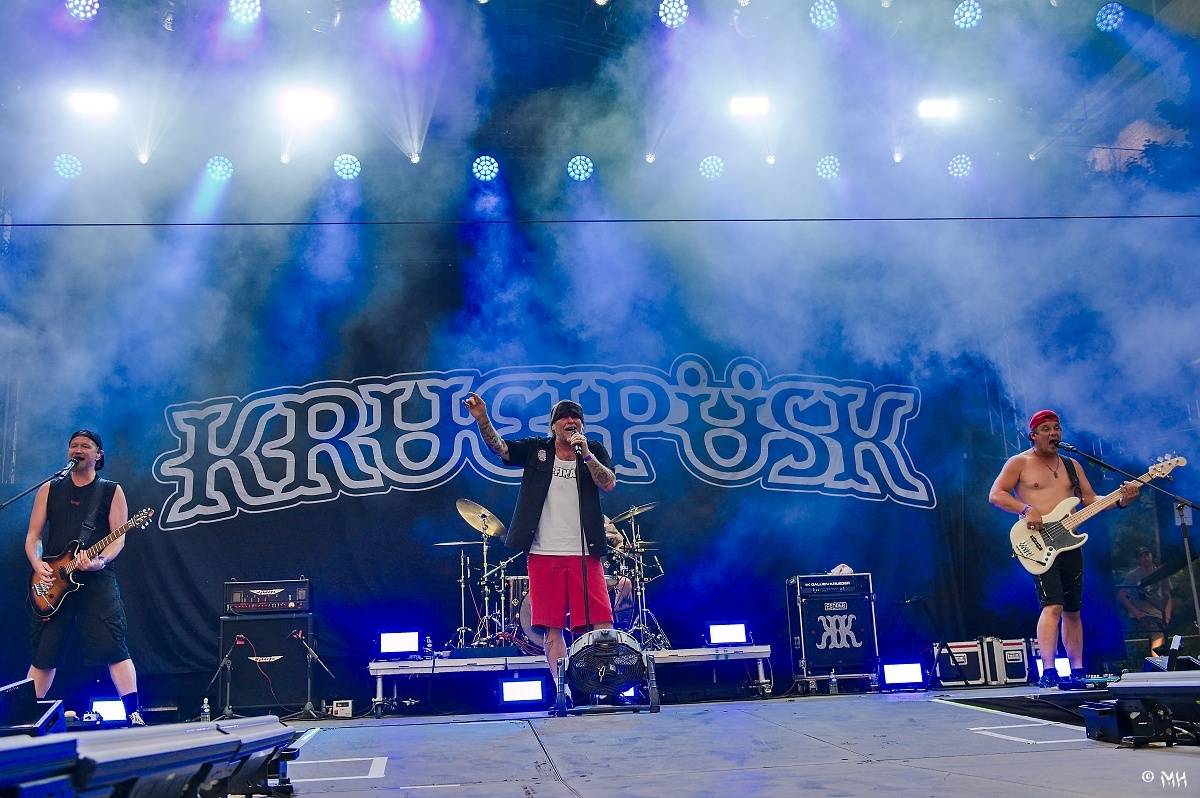 Silná sobota na Pekelném ostrově. Své show rozjeli Pretty Maids, Rybičky 48, Alkehol, Divokej Bill i Krucipüsk