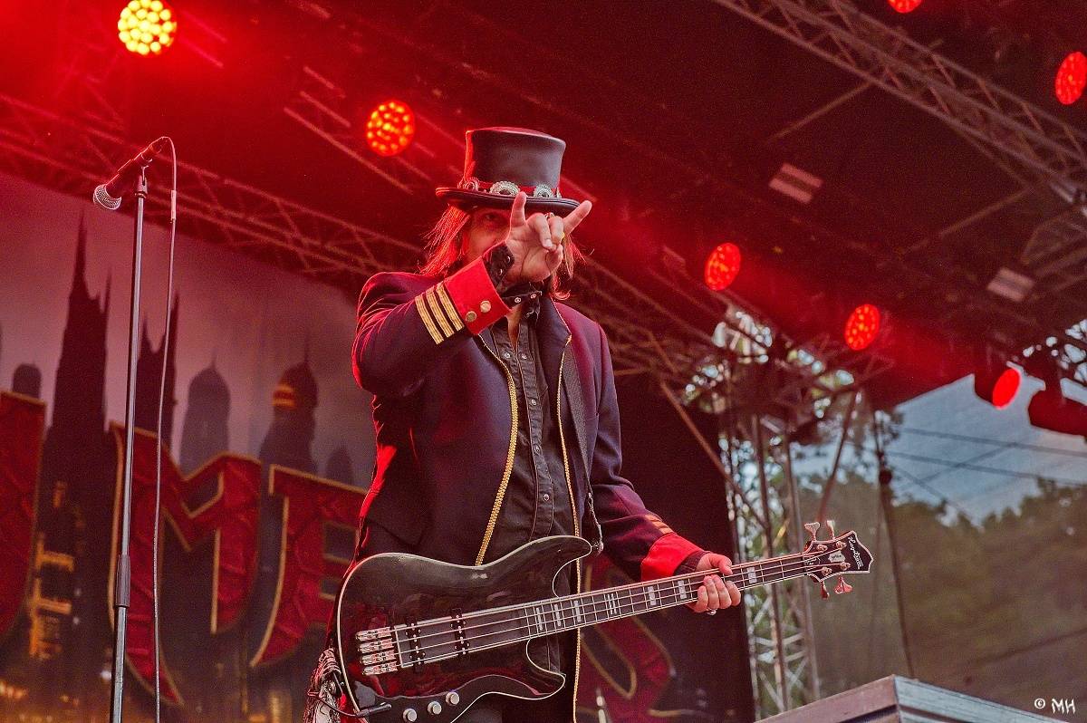 Silná sobota na Pekelném ostrově. Své show rozjeli Pretty Maids, Rybičky 48, Alkehol, Divokej Bill i Krucipüsk