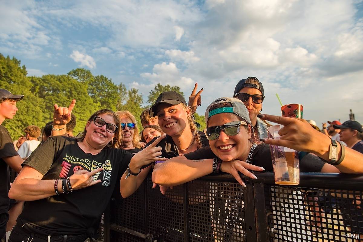 Silná sobota na Pekelném ostrově. Své show rozjeli Pretty Maids, Rybičky 48, Alkehol, Divokej Bill i Krucipüsk