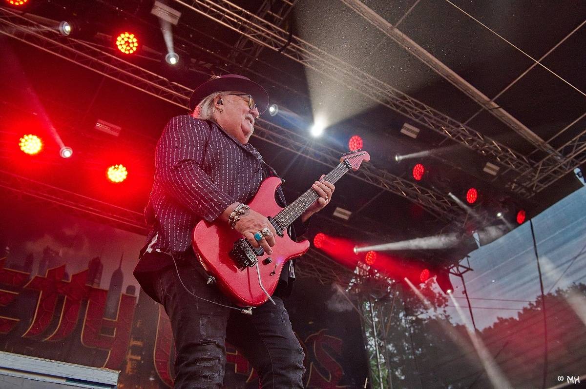 Silná sobota na Pekelném ostrově. Své show rozjeli Pretty Maids, Rybičky 48, Alkehol, Divokej Bill i Krucipüsk