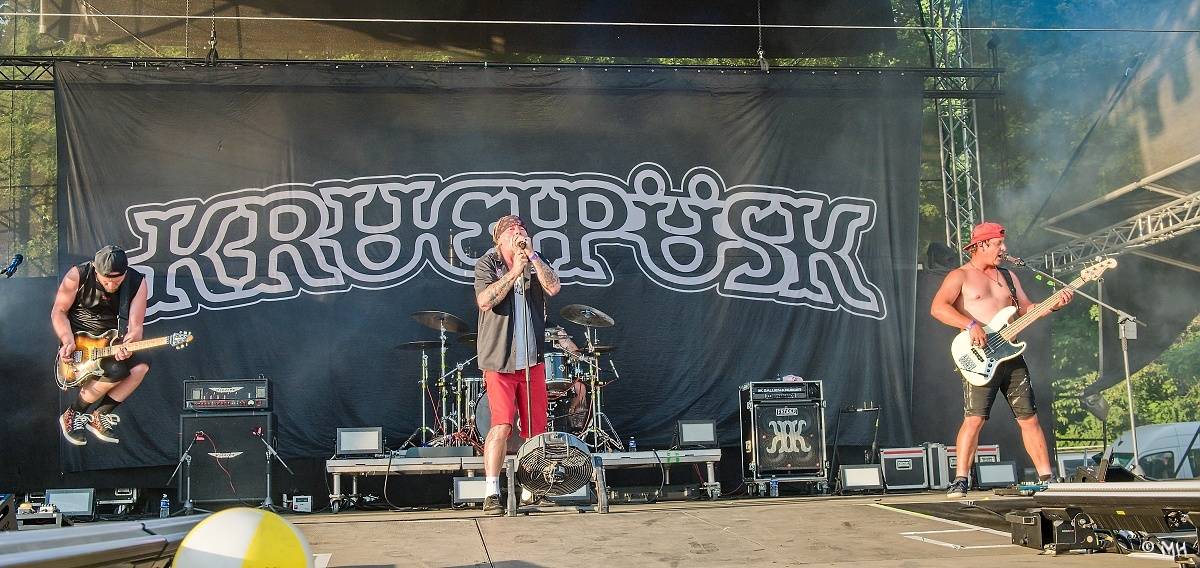 Silná sobota na Pekelném ostrově. Své show rozjeli Pretty Maids, Rybičky 48, Alkehol, Divokej Bill i Krucipüsk