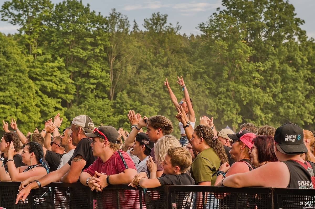 Silná sobota na Pekelném ostrově. Své show rozjeli Pretty Maids, Rybičky 48, Alkehol, Divokej Bill i Krucipüsk