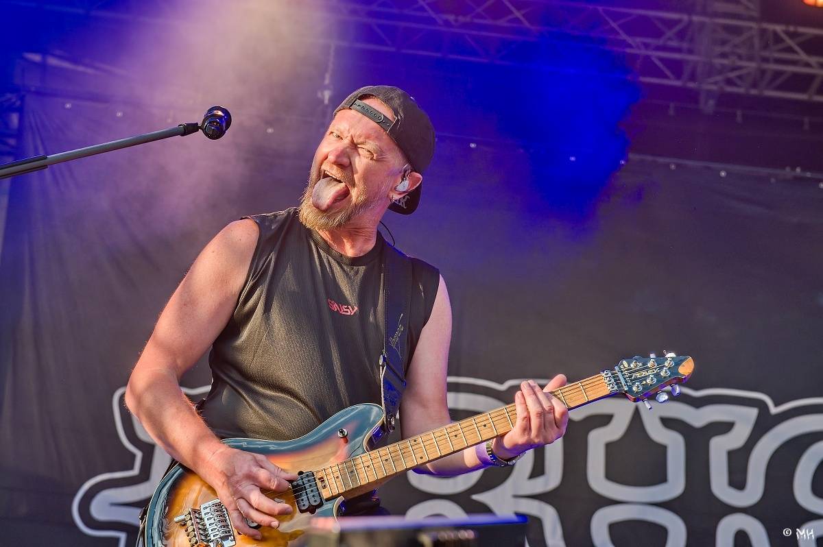 Silná sobota na Pekelném ostrově. Své show rozjeli Pretty Maids, Rybičky 48, Alkehol, Divokej Bill i Krucipüsk