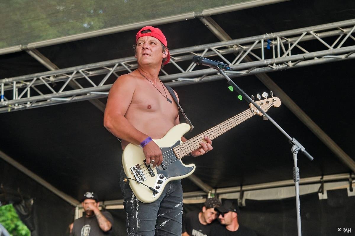 Silná sobota na Pekelném ostrově. Své show rozjeli Pretty Maids, Rybičky 48, Alkehol, Divokej Bill i Krucipüsk